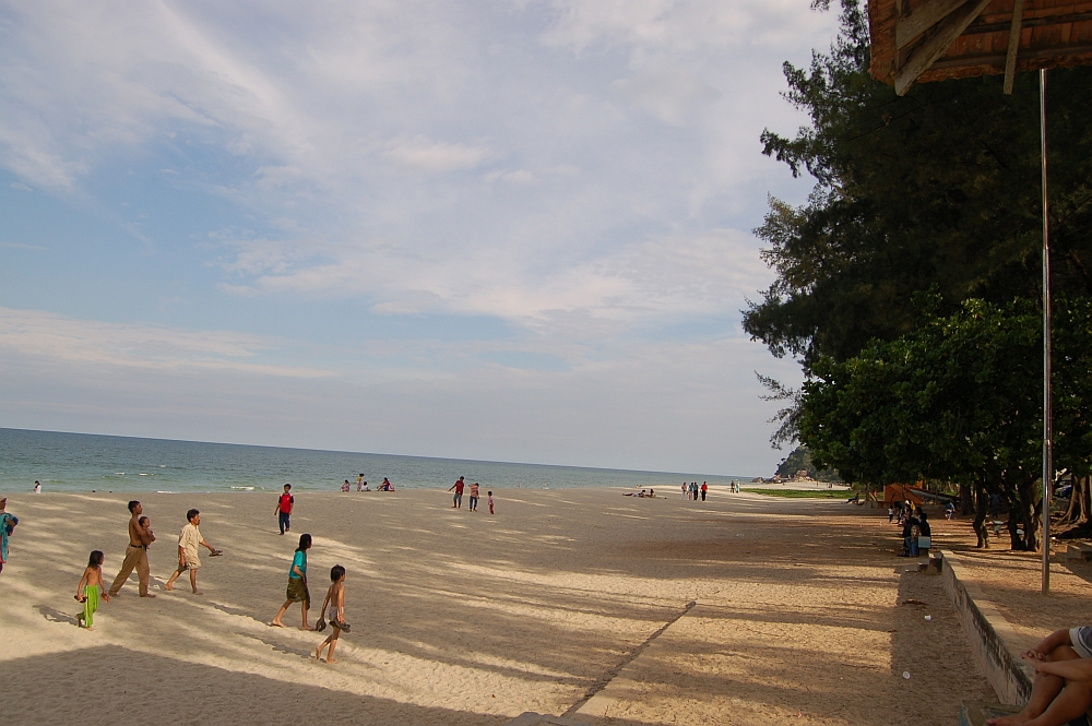 Teluk Cempedak Beach Guide: Kuantan's Best Beachfront (2026)