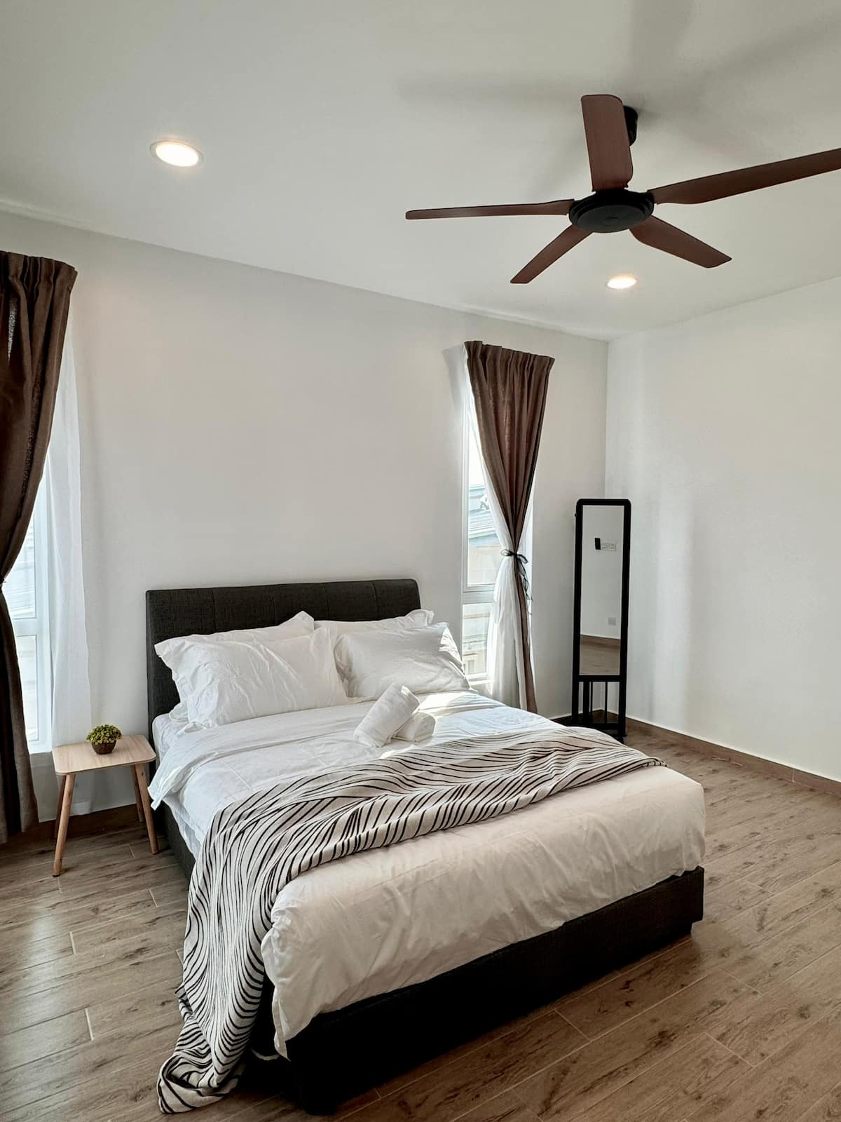 3-Storey Luxury House · June's — photo 23 of 51