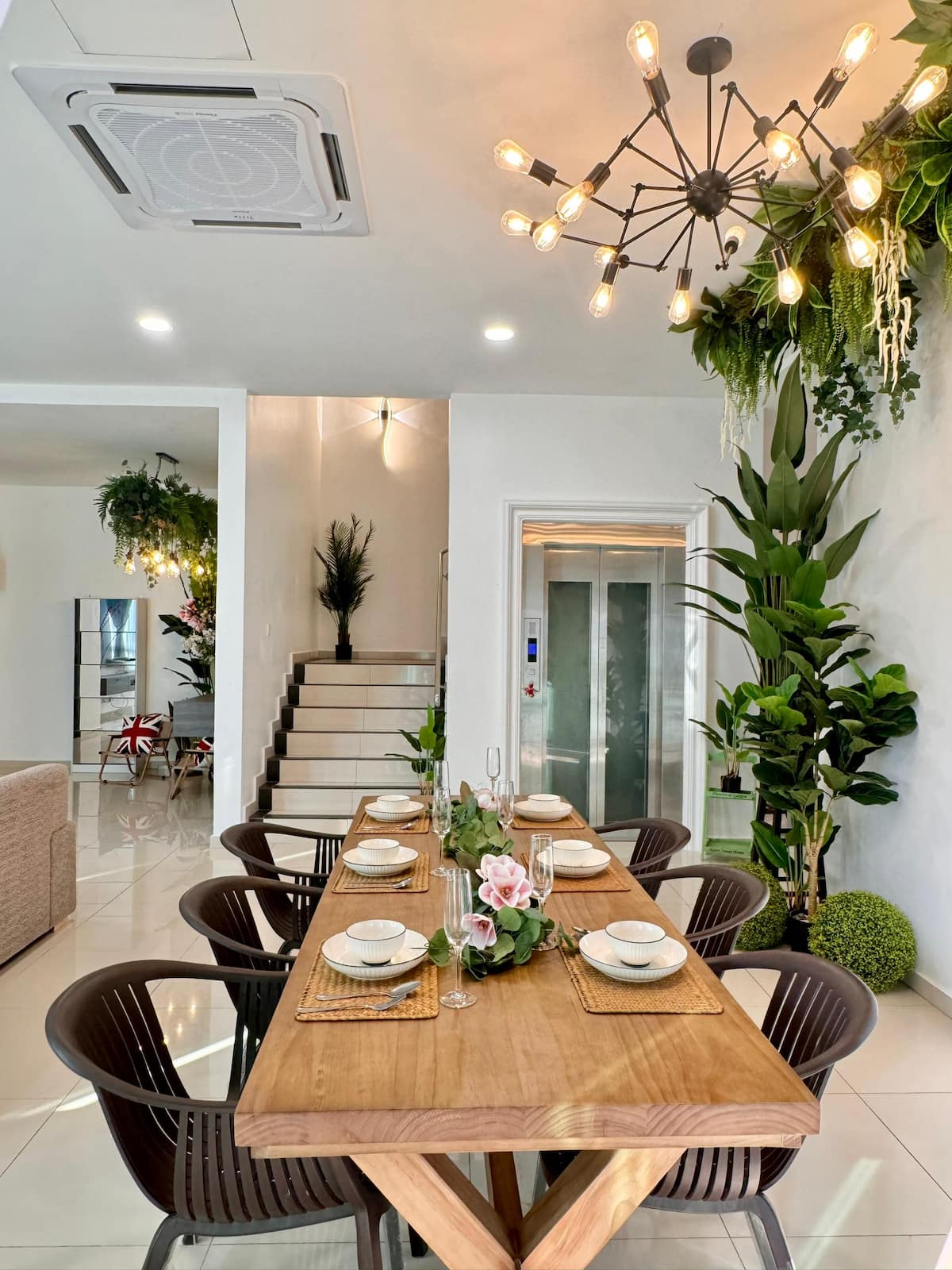 3-Storey Luxury House · June's — photo 3 of 51