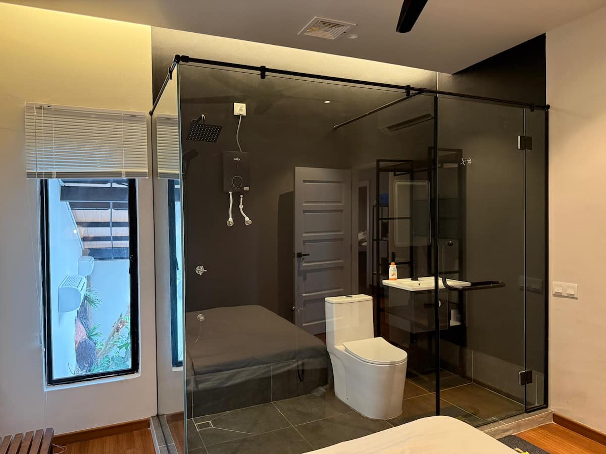 Cozy Town House · Bathtub — photo 12 of 19