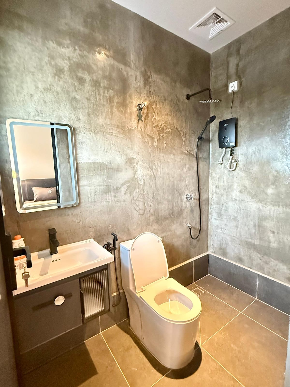 Cozy Town House · Bathtub — photo 19 of 19